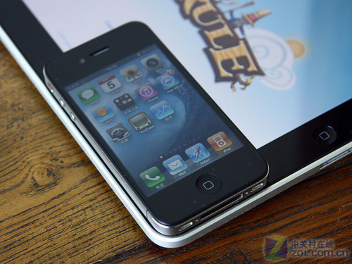 ͬ��ƻ���㰮˭��iPad��iPhone 4�ľ��� 