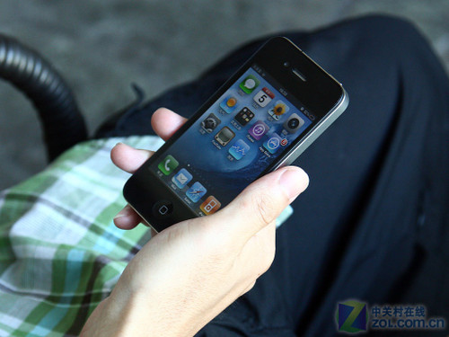 ͬ��ƻ���㰮˭��iPad��iPhone 4�ľ��� 